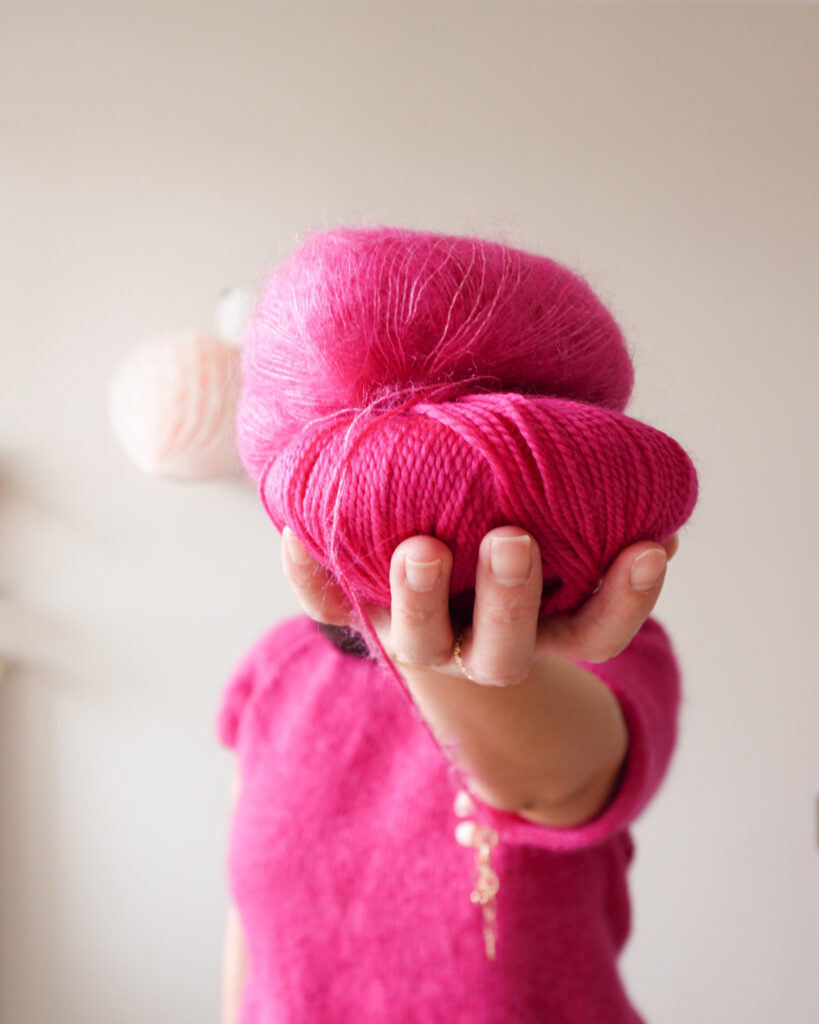 Pull Camélia, tricot en cours, Fils Lise Tailor en coloris Super Pink